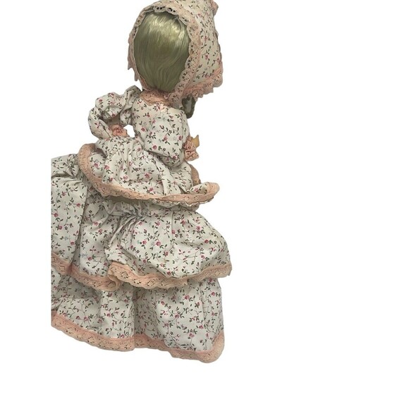 Vintage BIG EYES BRADLEY DOLL LISA-Made in Korea-Flower Dress w/ Bonnet 11" tall - Picture 6 of 16